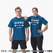 ELEIKO 1957 Tシャツ ユニセックス ブルー 男女モデル正面視点で肩組みポーズによりサイズ感とフィット感が分かる着用スタイル