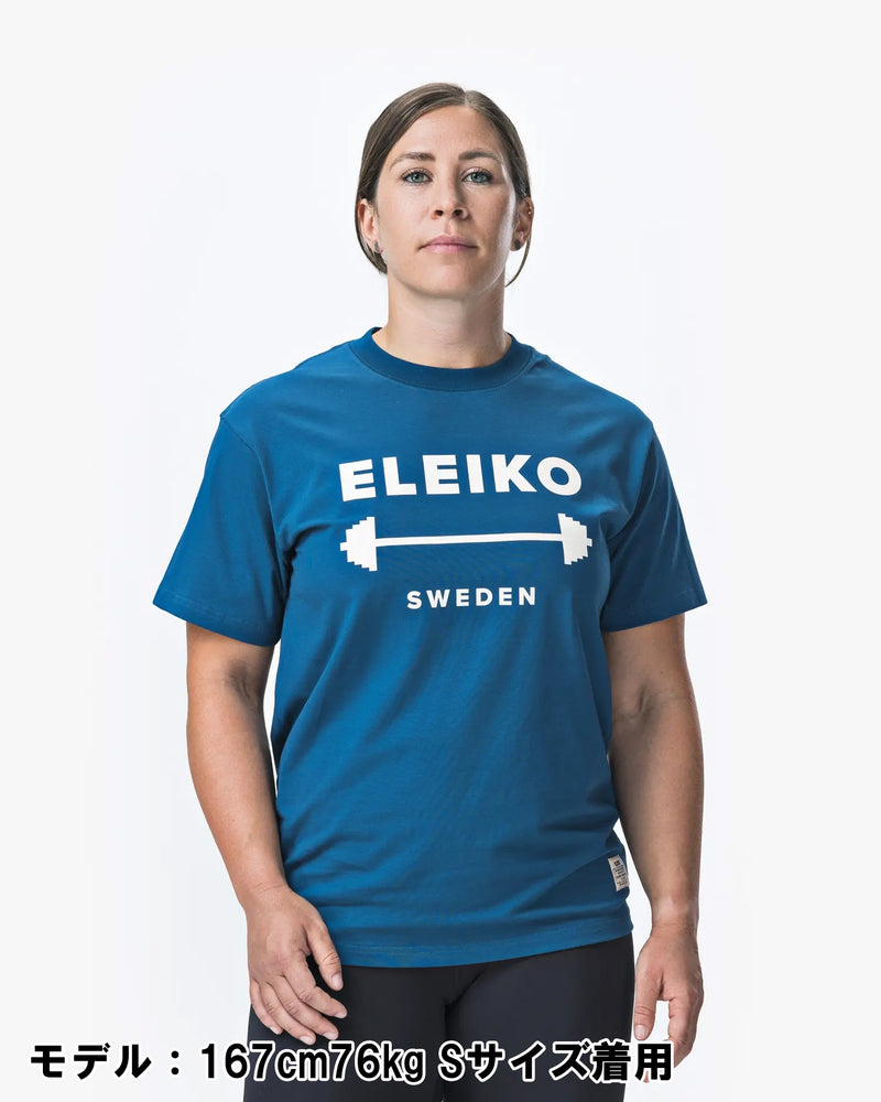 ELEIKO 1957 Tシャツ ユニセックス ブルー 女性モデル正面上半身でロゴとバーベルデザインを中央に配置した着用イメージ