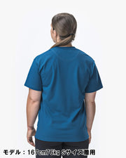 ELEIKO 1957 Tシャツ ユニセックス ブルー 背面全体を真後ろから捉えたシルエットと生地感が分かるバックスタイル