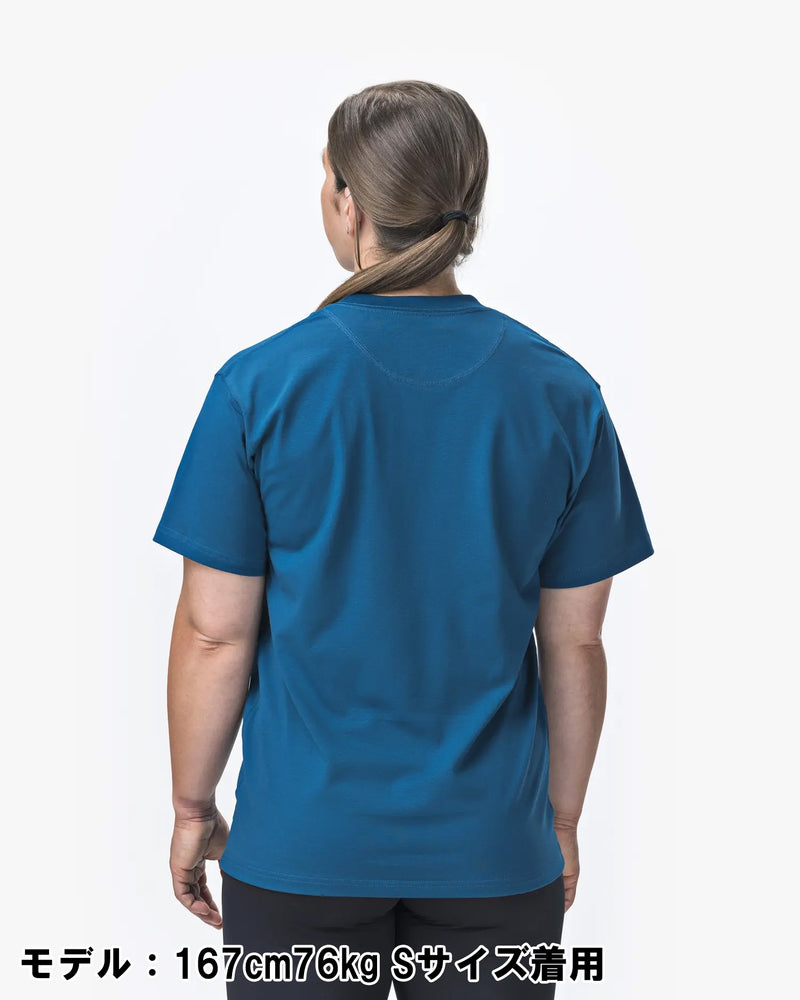 ELEIKO 1957 Tシャツ ユニセックス ブルー 背面全体を真後ろから捉えたシルエットと生地感が分かるバックスタイル