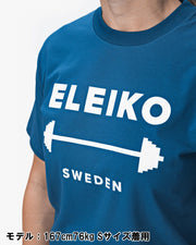ELEIKO 1957 Tシャツ ユニセックス ブルー 胸元を斜め前から拡大しELEIKOロゴとバーベルプリントの質感を強調したディテール