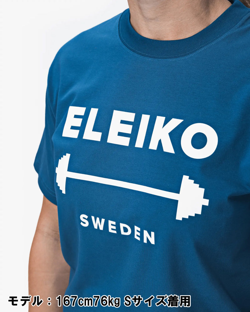 ELEIKO 1957 Tシャツ ユニセックス ブルー 胸元を斜め前から拡大しELEIKOロゴとバーベルプリントの質感を強調したディテール