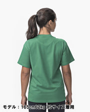 ELEIKO 1957 Tシャツ ユニセックス グリーン 胸元を斜め前から拡大しELEIKOロゴとバーベルプリントの質感を強調したディテール