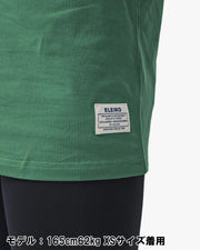 ELEIKO 1957 Tシャツ ユニセックス グリーン 裾タグ部分をクローズアップしブランドネームと縫製ディテールを確認できる構図
