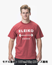 ELEIKO 1957 Tシャツ ユニセックス レッド 背面全体を真後ろから捉えたシルエットと生地感が分かるバックスタイル