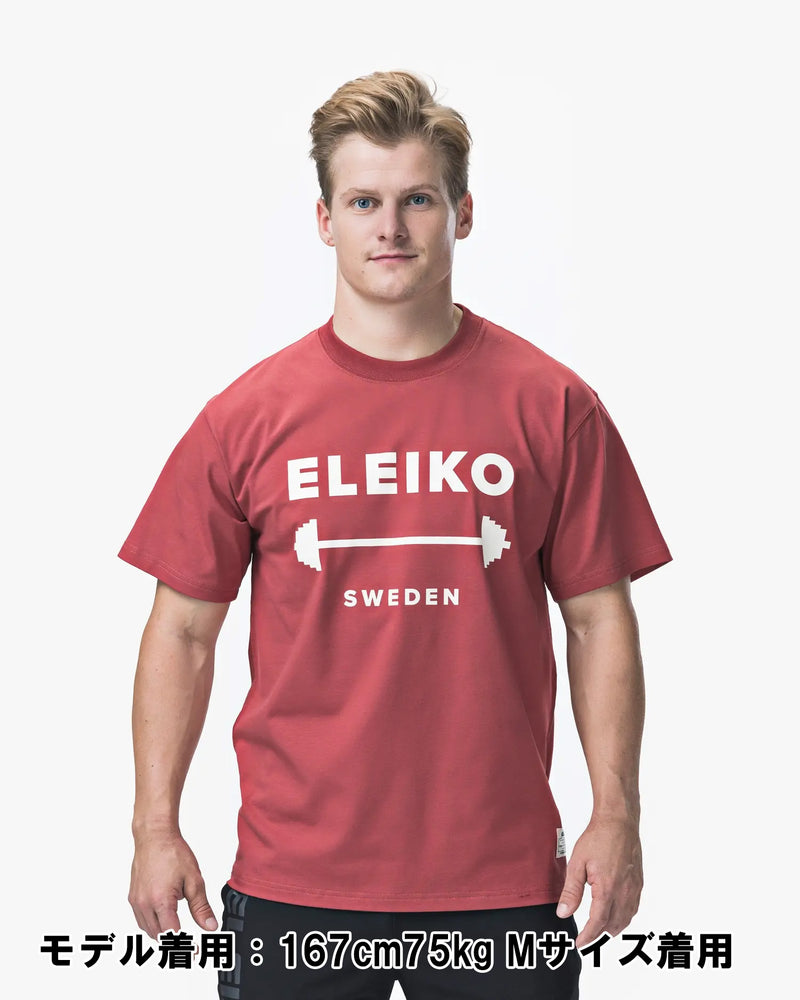 ELEIKO 1957 Tシャツ ユニセックス レッド 背面全体を真後ろから捉えたシルエットと生地感が分かるバックスタイル