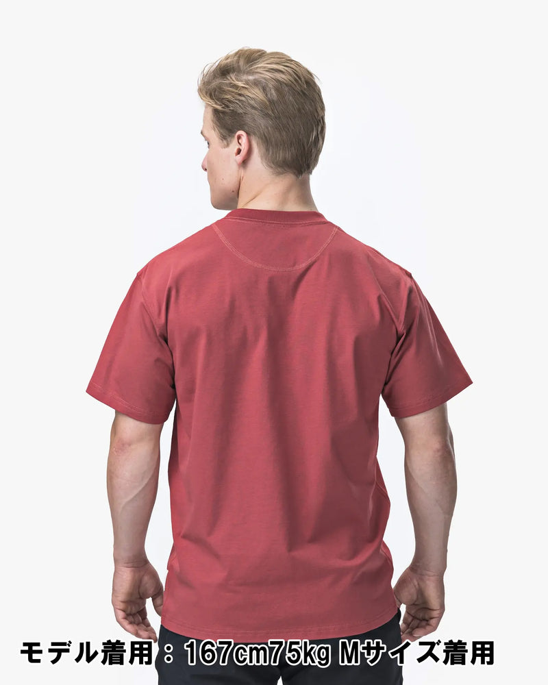 ELEIKO 1957 Tシャツ ユニセックス レッド 胸元を斜め前から拡大しELEIKOロゴとバーベルプリントの質感を強調したディテール