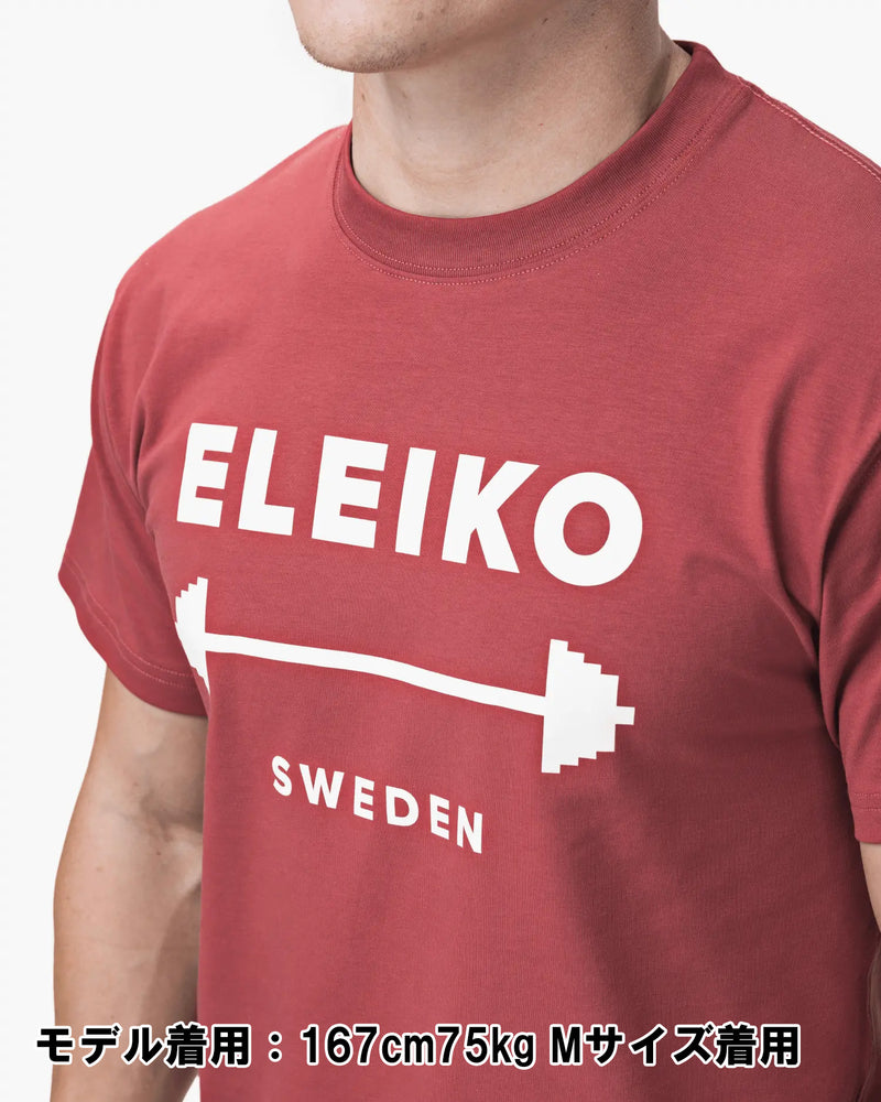 ELEIKO 1957 Tシャツ ユニセックス レッド 裾タグ部分をクローズアップしブランドネームと縫製ディテールを確認できる構図
