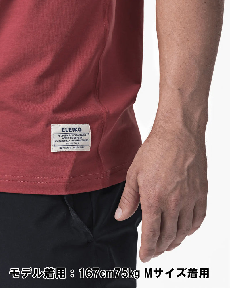 ELEIKO 1957 Tシャツ ユニセックス レッド 男女モデル正面視点で並び立ちサイズ感とフィット感が分かる着用スタイル