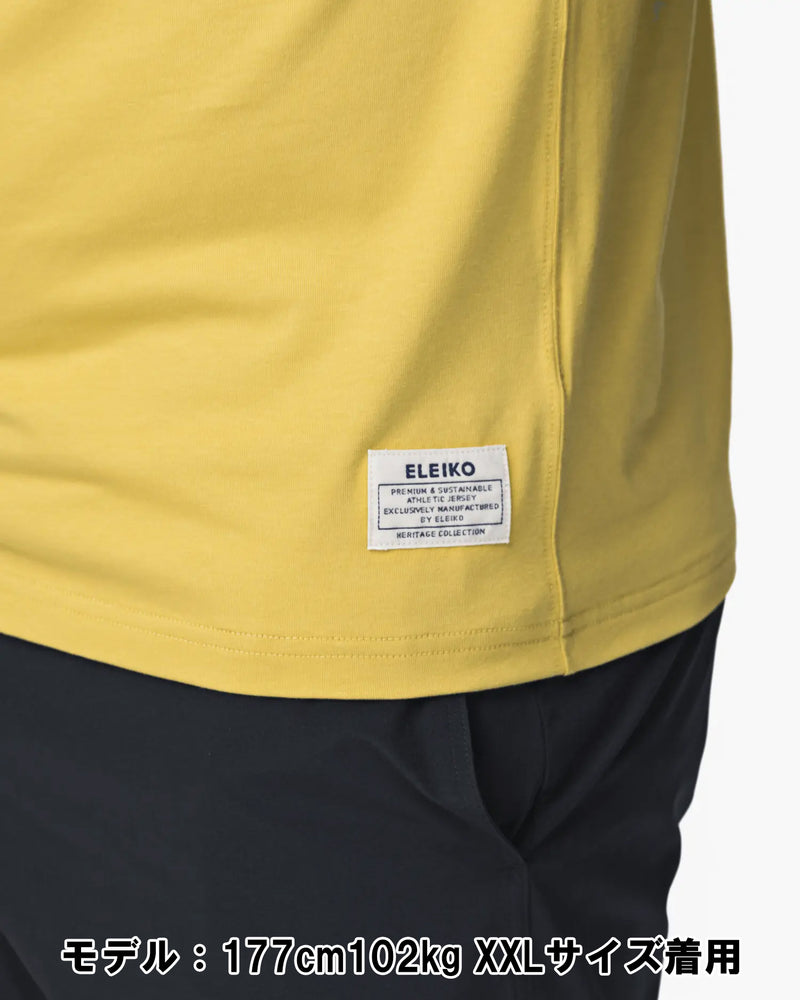 ELEIKO 1957 Tシャツ ユニセックス イエロー 男女モデル正面視点で並び立ちサイズ感とフィット感が分かる着用スタイル