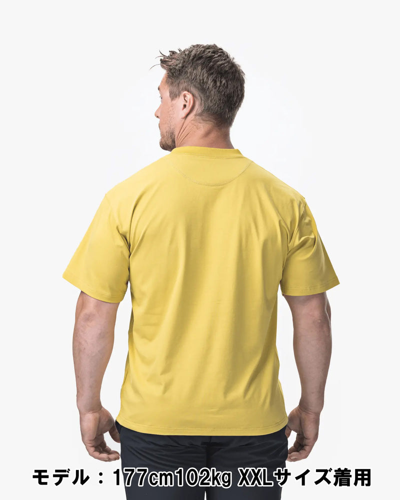ELEIKO 1957 Tシャツ ユニセックス イエロー 胸元を斜め前から拡大しELEIKOロゴとバーベルプリントの質感を強調したディテール