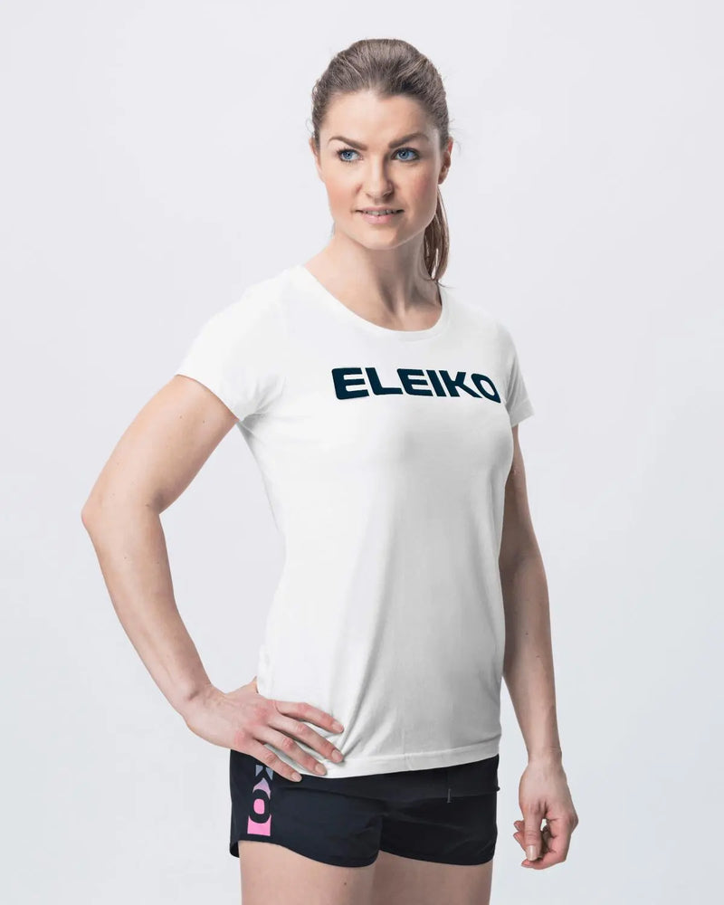 ELEIKO Tシャツ ウィメンズ ホワイト 正面やや斜めから上半身と全体シルエットを捉えロゴ配置とフィット感が分かる着用スタイル