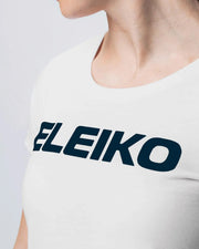 ELEIKO Tシャツ ウィメンズ ホワイト 胸元を正面から拡大しELEIKOロゴプリントのコントラストと生地質感を確認できるディテール
