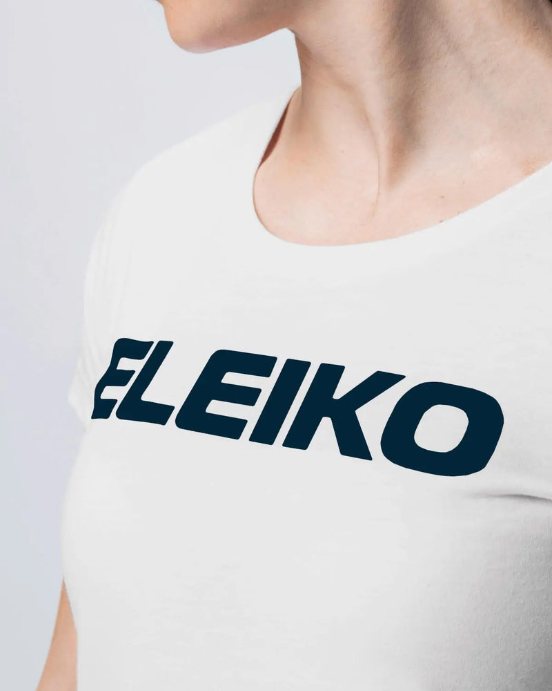 ELEIKO Tシャツ ウィメンズ ホワイト 胸元を正面から拡大しELEIKOロゴプリントのコントラストと生地質感を確認できるディテール