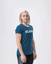ELEIKO Tシャツ ウィメンズ ストロングブルー 正面やや斜めから上半身と全体シルエットを捉えロゴ配置とフィット感が分かる着用スタイル