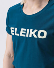 ELEIKO Tシャツ ウィメンズ ストロングブルー 胸元を正面から拡大しELEIKOロゴプリントの発色と生地質感を確認できるディテール