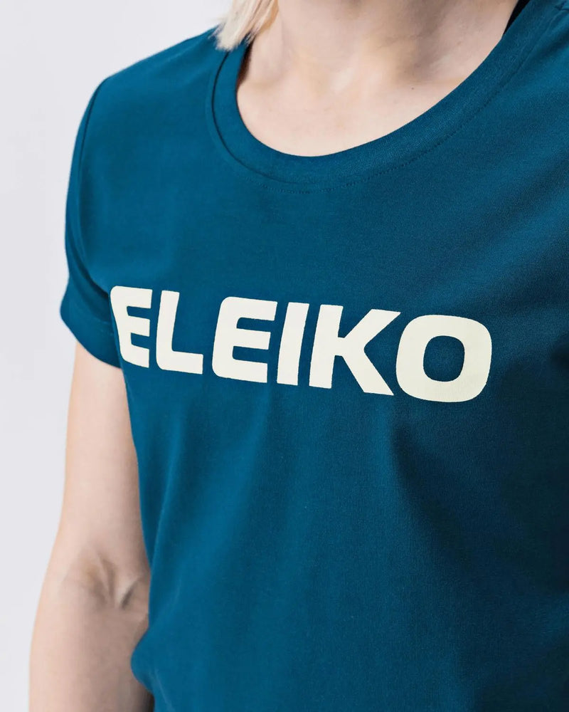 ELEIKO Tシャツ ウィメンズ ストロングブルー 胸元を正面から拡大しELEIKOロゴプリントの発色と生地質感を確認できるディテール