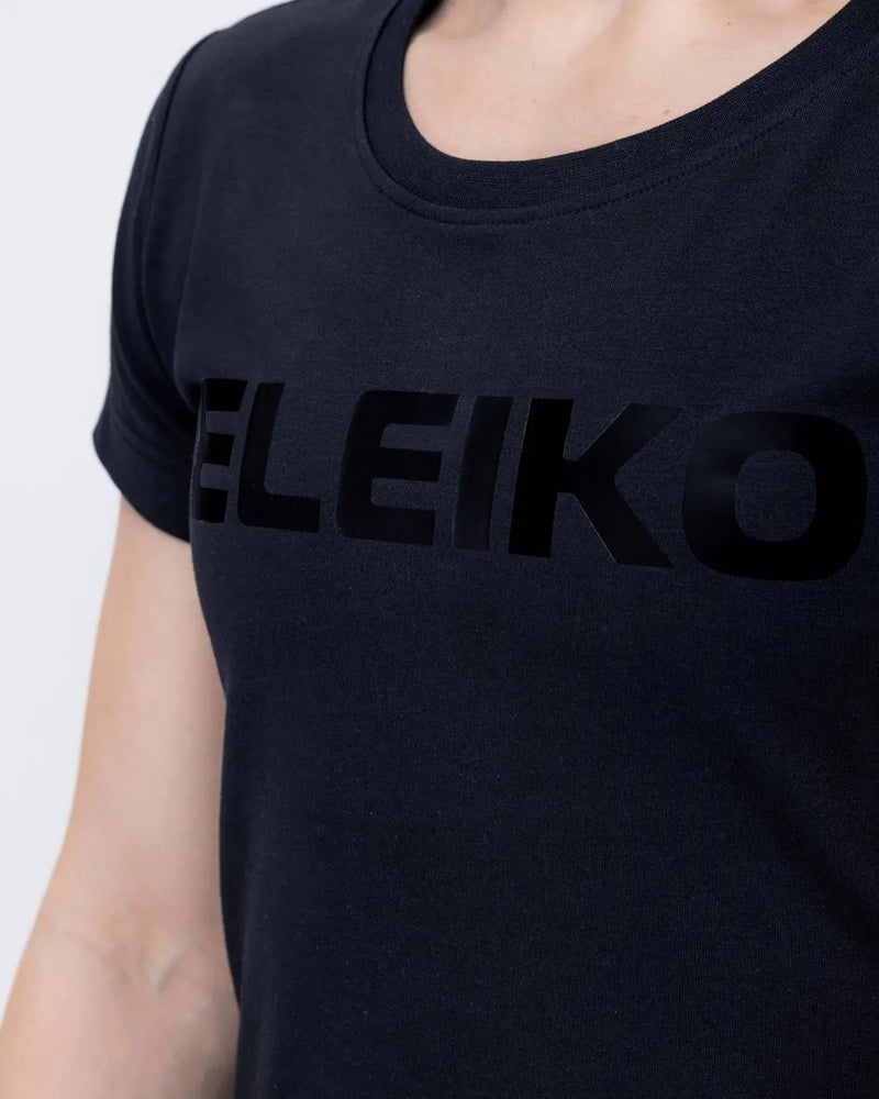 ELEIKO Tシャツ ウィメンズ ブラック 胸元を正面から拡大しELEIKOロゴプリントの質感と生地表面を確認できるディテール