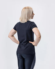 ELEIKO Tシャツ ウィメンズ ブラック 背面を斜め後ろから捉えた視点でシルエットと丈感が分かるバックスタイル