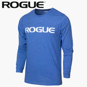 ROGUE ベーシック ロングスリーブ Tシャツ ロイヤルブルーを斜め前方から捉えた長袖シルエットで胸元のROGUEロゴプリントとクルーネック仕様、袖のフィット感が分かる全体デザイン