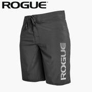 ROGUE ボードショーツ ブラックを斜め前方から捉えたフロントデザインでウエストのドローコードと右脚ロゴ配置が分かる全体シルエット