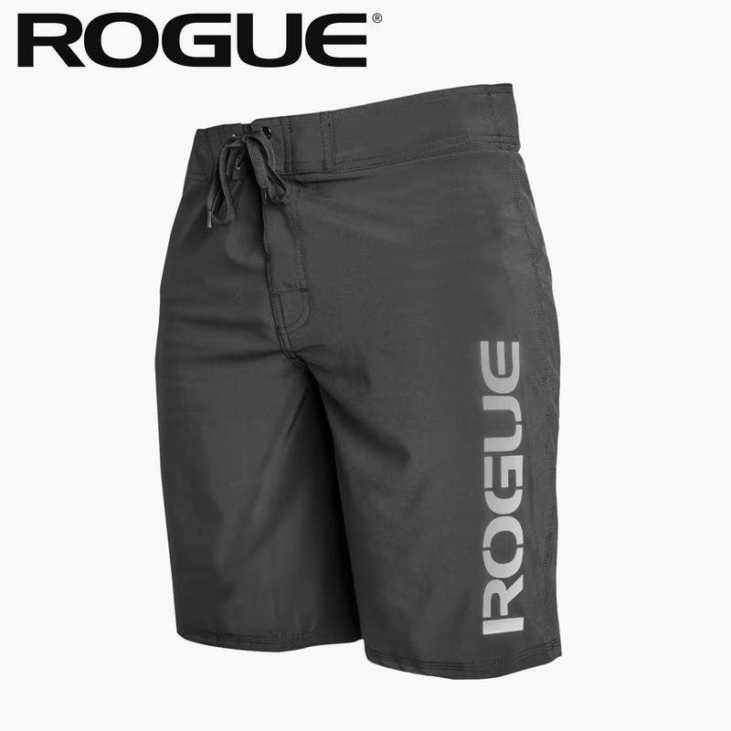 ROGUE ボードショーツ ブラックを斜め前方から捉えたフロントデザインでウエストのドローコードと右脚ロゴ配置が分かる全体シルエット