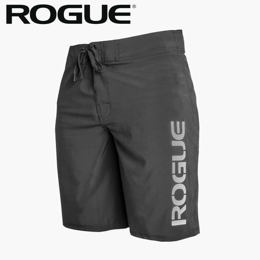 ROGUE ボードショーツ ブラックを斜め前方から捉えたフロントデザインでウエストのドローコードと右脚ロゴ配置が分かる全体シルエット