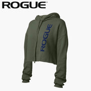 ROGUE クロップパーカー グリーンを斜め前方から捉えたショート丈シルエットでフロントのROGUEロゴ配置とフード付きデザイン、ドローストリングが分かる全体仕様