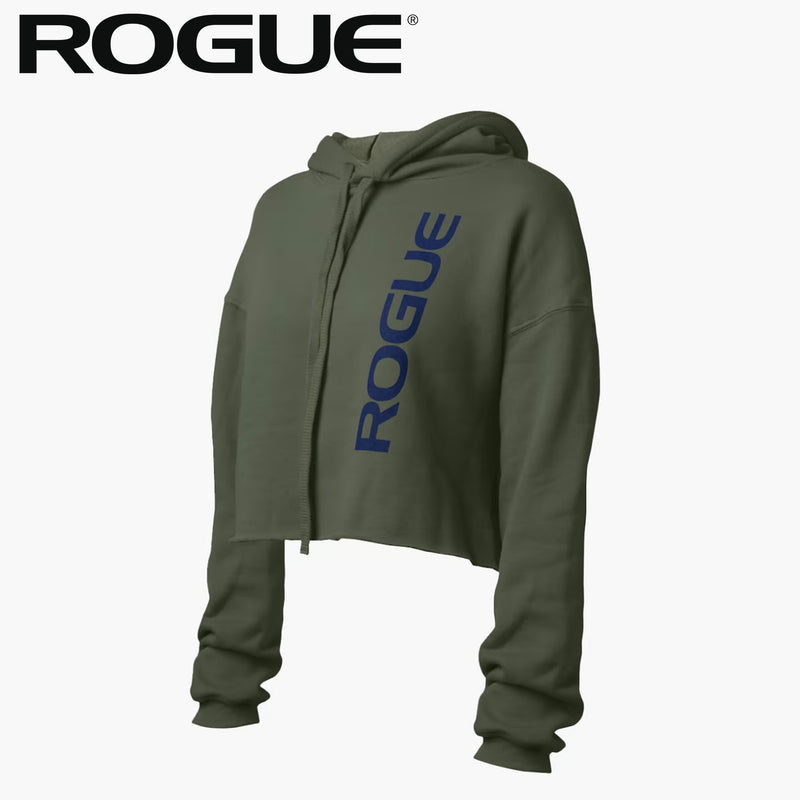 ROGUE クロップパーカー グリーンを斜め前方から捉えたショート丈シルエットでフロントのROGUEロゴ配置とフード付きデザイン、ドローストリングが分かる全体仕様