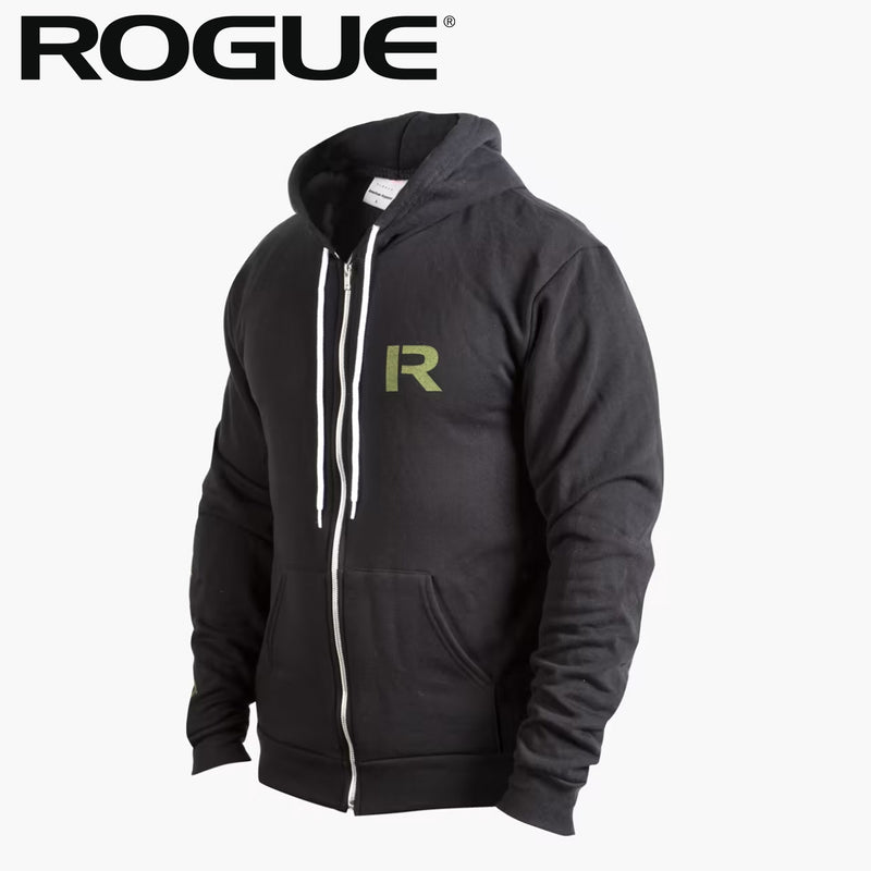 ROGUE ステンシル パーカー ブラック 正面やや斜めから胸のRロゴとジップ仕様、フードとポケットのディテールを確認できるデザイン