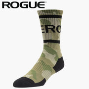 ROGUE ソックス カモフラージュグリーンを斜め前方から捉えた足首丈デザインで迷彩柄と履き口リブ、つま先補強が分かる全体シルエット