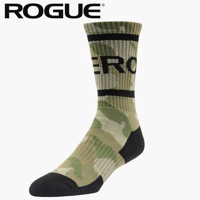 ROGUE ソックス カモフラージュグリーンを斜め前方から捉えた足首丈デザインで迷彩柄と履き口リブ、つま先補強が分かる全体シルエット