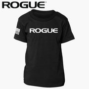 ROGUE ユース ベーシック Tシャツ ブラック 正面からやや斜めに胸中央のROGUEロゴと左袖フラッグプリントを確認できるシンプルデザイン