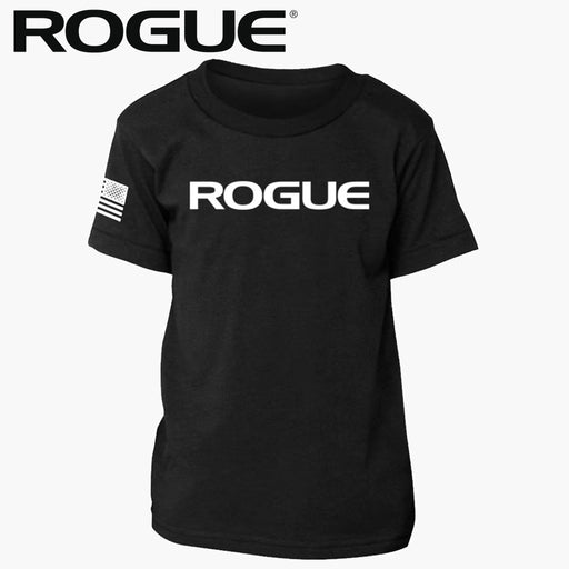 ROGUE ユース ベーシック Tシャツ ブラック 正面からやや斜めに胸中央のROGUEロゴと左袖フラッグプリントを確認できるシンプルデザイン