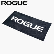 ROGUE ジムタオル ブラック を斜め上から広げて配置し全体サイズとロゴ配置が分かる俯瞰ビュー