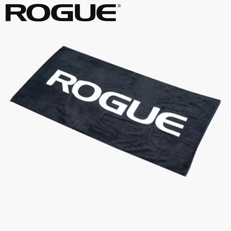 ROGUE ジムタオル ブラック を斜め上から広げて配置し全体サイズとロゴ配置が分かる俯瞰ビュー