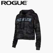 ROGUE クロップパーカー ブラックカモを斜め前方から捉えたショート丈シルエットで迷彩柄と胸元ロゴ配置、フード付きデザインとドローストリングが分かる全体仕様