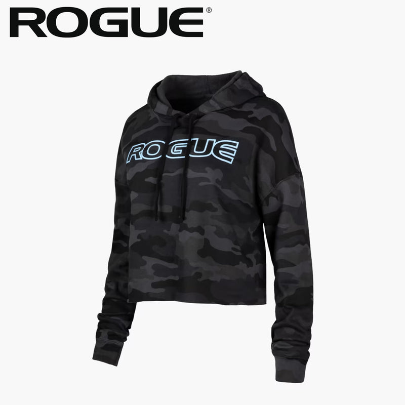 ROGUE クロップパーカー ブラックカモを斜め前方から捉えたショート丈シルエットで迷彩柄と胸元ロゴ配置、フード付きデザインとドローストリングが分かる全体仕様