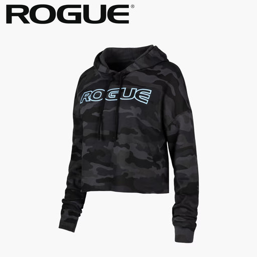 ROGUE クロップパーカー ブラックカモを斜め前方から捉えたショート丈シルエットで迷彩柄と胸元ロゴ配置、フード付きデザインとドローストリングが分かる全体仕様