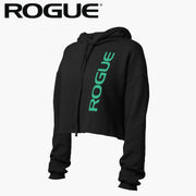 ROGUE クロップパーカー ブラックを斜め前方から捉えたショート丈シルエットでフロントのROGUEロゴ配置とフード付きデザイン、ドローストリングが分かる全体仕様