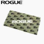 ROGUE ジムタオル ミリタリーグリーン を斜め上から広げて配置し総柄デザインとロゴ位置が分かる俯瞰ビュー