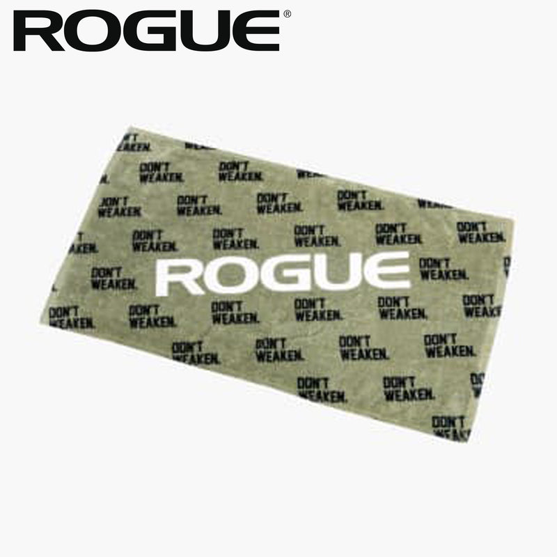 ROGUE ジムタオル ミリタリーグリーン を斜め上から広げて配置し総柄デザインとロゴ位置が分かる俯瞰ビュー
