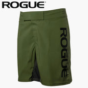 ROGUE ファイトショーツ2.0 オリーブ・ドラブ・グリーンを正面から捉えた全体シルエットと右脚ロゴ、股下の可動域構造が分かるフロントデザイン