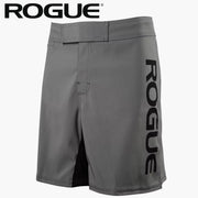 ROGUE ファイトショーツ2.0 グレーを正面から捉えた全体シルエットと右脚の縦ロゴ配置、フロント構造が分かるデザイン