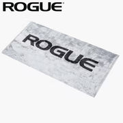 ROGUE ジムタオル グレー を斜め上から広げて配置し全体サイズとロゴ配置が分かる俯瞰ビュー
