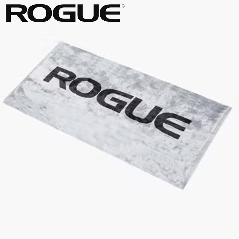 ROGUE ジムタオル グレー を斜め上から広げて配置し全体サイズとロゴ配置が分かる俯瞰ビュー