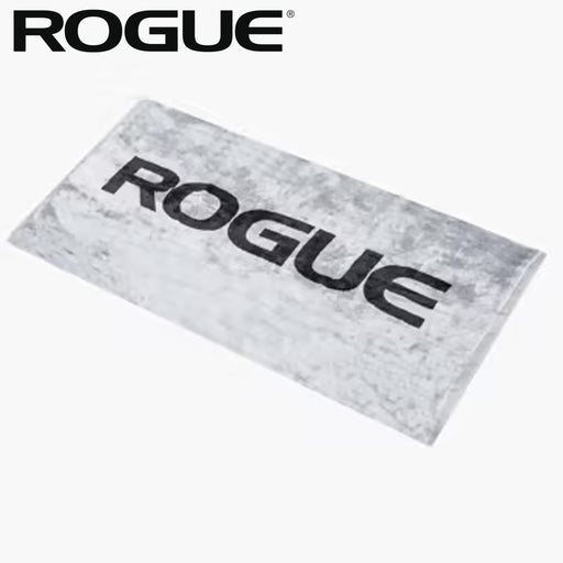 ROGUE ジムタオル グレー を斜め上から広げて配置し全体サイズとロゴ配置が分かる俯瞰ビュー