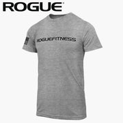 ROGUE クラシック Tシャツ グレー 正面斜めから胸ロゴと左袖のフラッグプリント位置を確認できるスタンダードシルエット