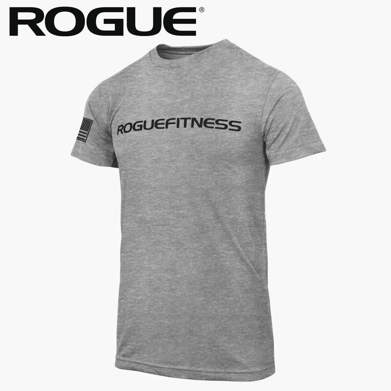 ROGUE クラシック Tシャツ グレー 正面斜めから胸ロゴと左袖のフラッグプリント位置を確認できるスタンダードシルエット