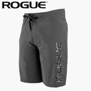 ROGUE ボードショーツ グレーを斜め前方から捉えたフロントデザインでウエストのドローコードと右脚の立体ロゴ配置が分かる全体シルエット